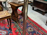 une photo présentant une vitrine de meubles anciens dans un magasin