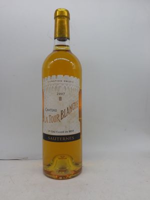une bouteille de vin posée sur une table