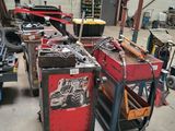 de nombreux types d'équipements de soudage dans un garage