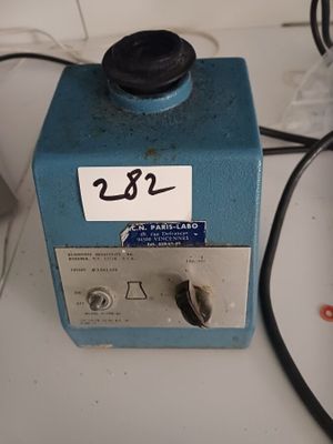 une machine bleue portant un numéro, posée sur un comptoir
