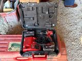une boîte à outils posée par terre, contenant des outils
