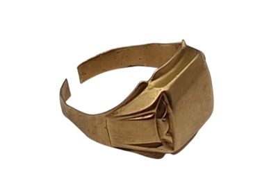 une image d'une bague en or sur fond blanc