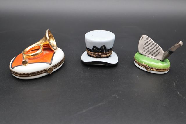 Trois boîtes en porcelaine : golf, chapeau, cor de chasse