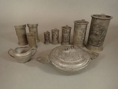 beaucoup d'objets en argent qui se trouvent sur la table