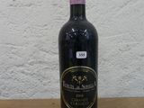 une bouteille de vin posée sur une table