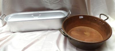 des casseroles et des poêles posées sur un drap blanc, sur fond blanc