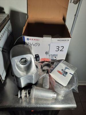 un mixeur posé sur une table, à côté d'une boîte