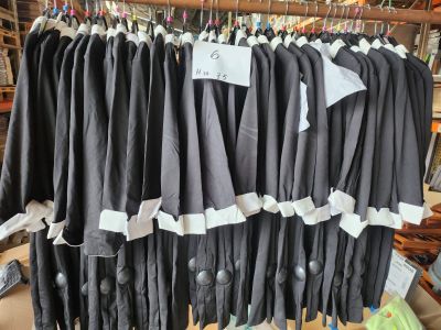 Lot de 35 robes noires, marque LA CITY , taille 40 avec col …