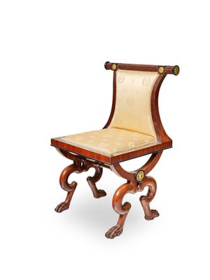 une image représentant une chaise en bois avec une assise en cuir