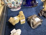 un grand nombre d'objets posés sur une table