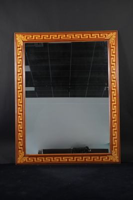 l'image d'un miroir posé sur une surface noire