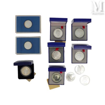 six types différents de pièces d'argent dans une vitrine