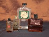 trois bouteilles d'alcool placées les unes à côté des autres sur une table