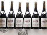 six bouteilles de vin rouge sont alignées
