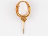 une image représentant une broche-cameo dorée et blanche ornée d'une corde