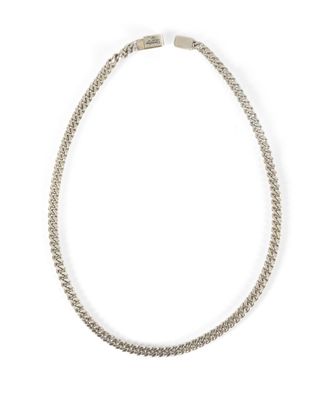 un gros plan d'un collier en argent sur fond blanc