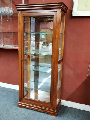 une vitrine en verre dans le coin d'une pièce