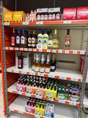 de nombreuses bouteilles d'alcool sur les étagères du magasin