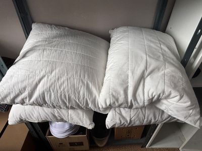 deux oreillers posés sur une boîte
