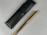 un stylo et un étui en cuir posés sur une table