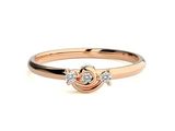 gros plan d'une bague en diamant sur fond blanc