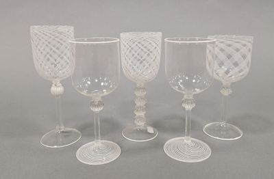trois verres à vin transparents posés les uns à côté des autres sur une table