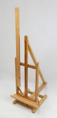 un chevalet en bois d'où dépasse un morceau de bois