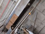 un grand nombre d'outils posés sur le sol