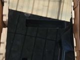 une boîte contenant un miroir, posée sur une table