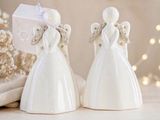deux figurines d'anges blancs posées sur une table