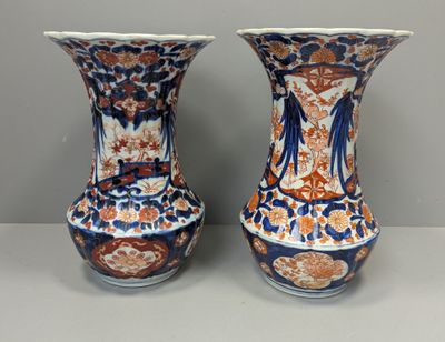 deux vases posés sur une table