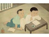 deux enfants asiatiques assis à une table, en train d'écrire sur une feuille de papier