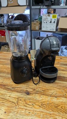 un mixeur et une cafetière posés sur une table