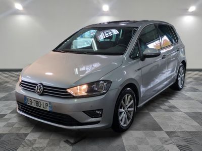 La Volkswagen VW Tourer est garée sur un sol à damier.