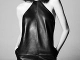 une photo en noir et blanc d'une femme vêtue d'une robe en cuir