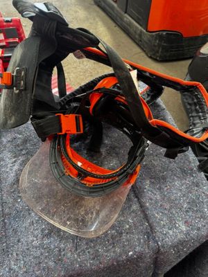 un casque et des lunettes de protection posés sur une table