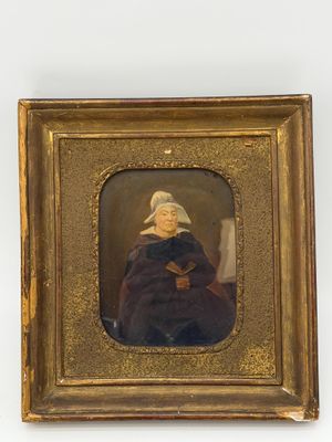portrait d'une femme en manteau de fourrure, assise, dans un cadre doré