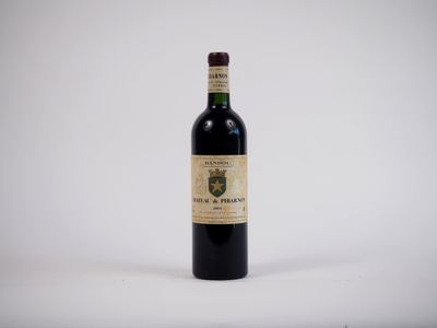 une bouteille de vin posée sur une table