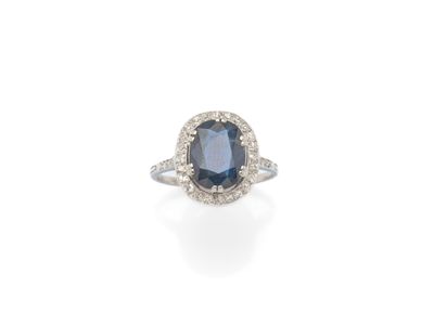 une bague en saphir et diamant