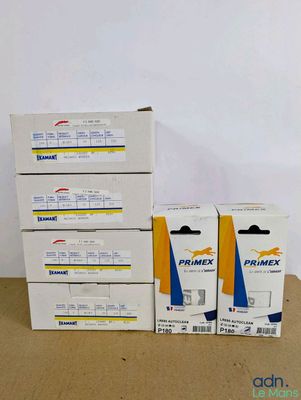 quatre boîtes de papier pour imprimante empilées les unes sur les autres