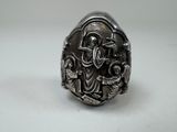 une image représentant une bague en argent sur laquelle figurent un homme et une femme