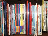 beaucoup de livres qui traînent sur une étagère