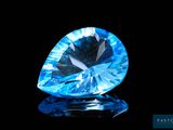 gros plan d'un diamant bleu sur une surface noire
