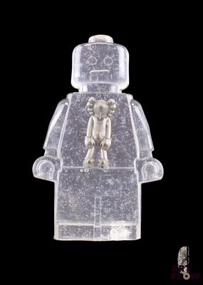un bonhomme Lego avec un ours en peluche sur le dos