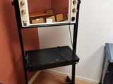 une photo d'une pièce avec un miroir et un bureau