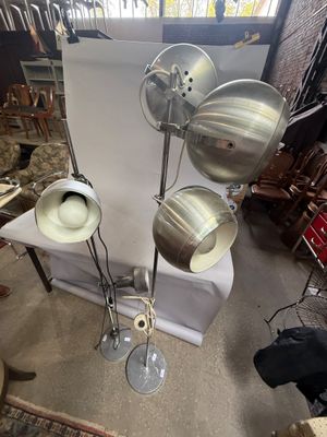 trois lampes posées sur un pied dans une pièce