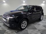 une Land Rover noire garée dans un garage au sol carrelé