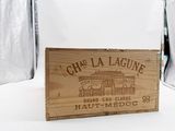 une boîte en bois sur laquelle est posée une étiquette, posée sur une table