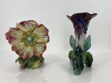 deux vases posés côte à côte sur une surface blanche