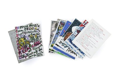 un lot de cartes posées sur une table